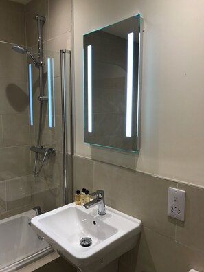 Combined shower/tub, hair dryer, towels