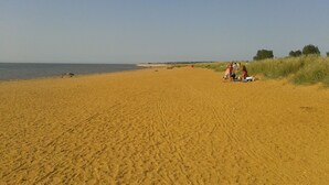 A wide sandy beach with a few people and tents in the distance. - Amber Cottage 3 Bed , In Snettisham, North Norfolk  dogs welcome (Snettisham)