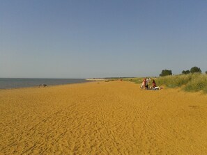Nær stranden og solsenger