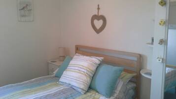 3 dormitorios, tabla de planchar con plancha, cuna de viaje