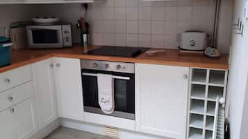 Een koelkast, een microgolfoven, een oven, een kookplaat