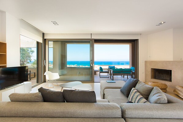 TV connectée, cheminée, console de jeux vidéo, lecteur de DVD