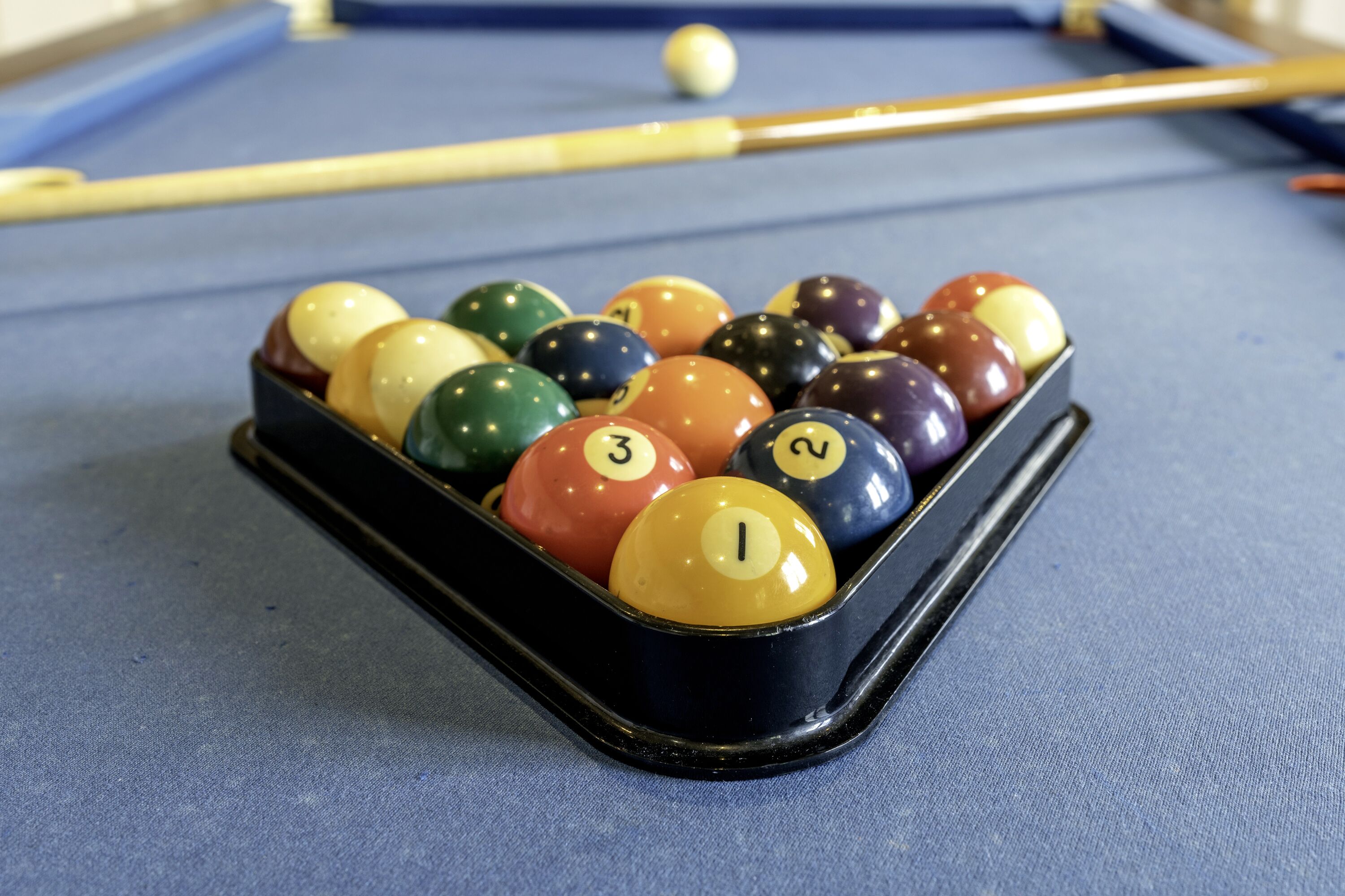 Et billardbord med et sæt nummererede billiardkugler i en opstilling.