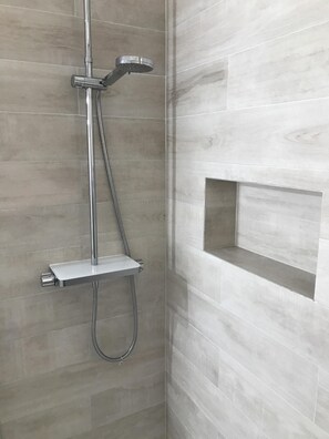 Ensemble douche/baignoire, sĂšche-cheveux, bidet, serviettes fournies