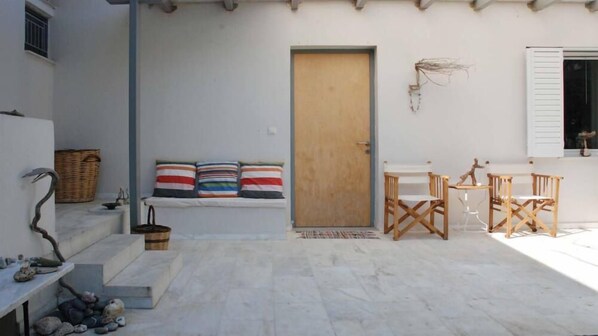 Terrace/patio - Eretria: Single storey house, in an olive grove, 250 from the beach (Eretria)