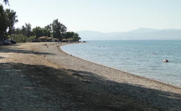 Beach nearby, sun-loungers, beach towels