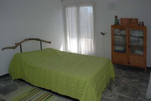 2 bedrooms, iron/ironing board, WiFi, bed sheets - Eretria: Single storey house, in an olive grove, 250 from the beach (Eretria)