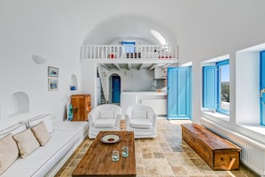Smart TV, fireplace, books, stereo