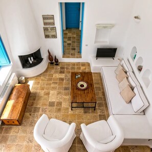 Smart TV, caminetto, libri, impianto stereo