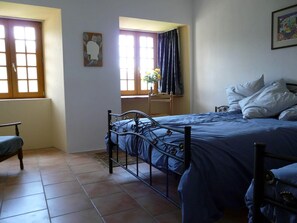 2 bedrooms, iron/ironing board, travel cot, free WiFi