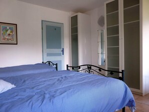 2 chambres, fer et planche à repasser, lit de bébé portatif