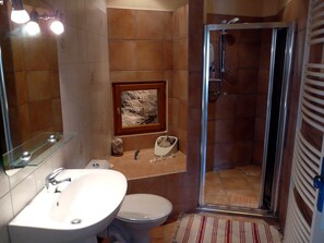 Een douche, een haardroger, handdoeken, zeep