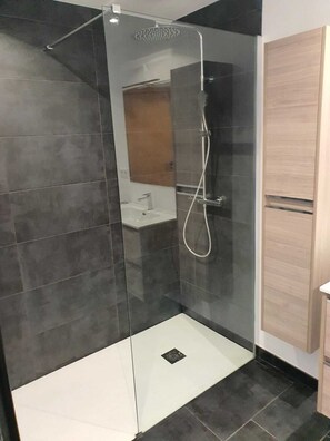 Een douche, een haardroger, handdoeken, toiletpapier