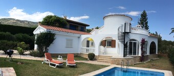Air-conditioned Villa with WiFi and Heated Private Pool in Beautiful Garden