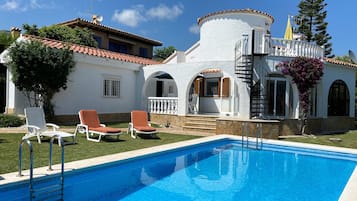 Een buitenzwembad, een verwarmd zwembad