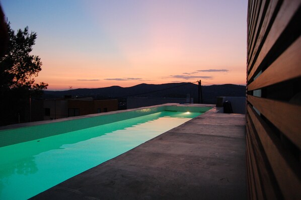 Atardecer en la piscina privada