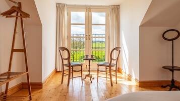 2 habitaciones, tabla de planchar con plancha, internet y ropa de cama