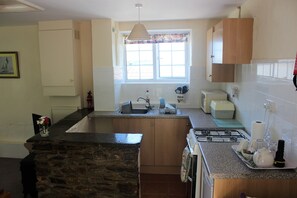 Fridge, microwave, oven, stovetop - Smithy Cottage  17th century converted barn (Looe)