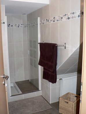 Een douche, een haardroger, handdoeken