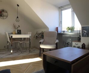 Dining - Cozy and beautifully lit attic with easy commuting to the city centre (København N)
