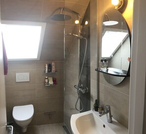 Bruser, hårtørrer, håndklæder, Sæbe