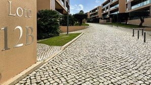 Ein Gebäude mit der Bezeichnung „Lote 12B“, auf einen gepflasterten Weg hinweisend.