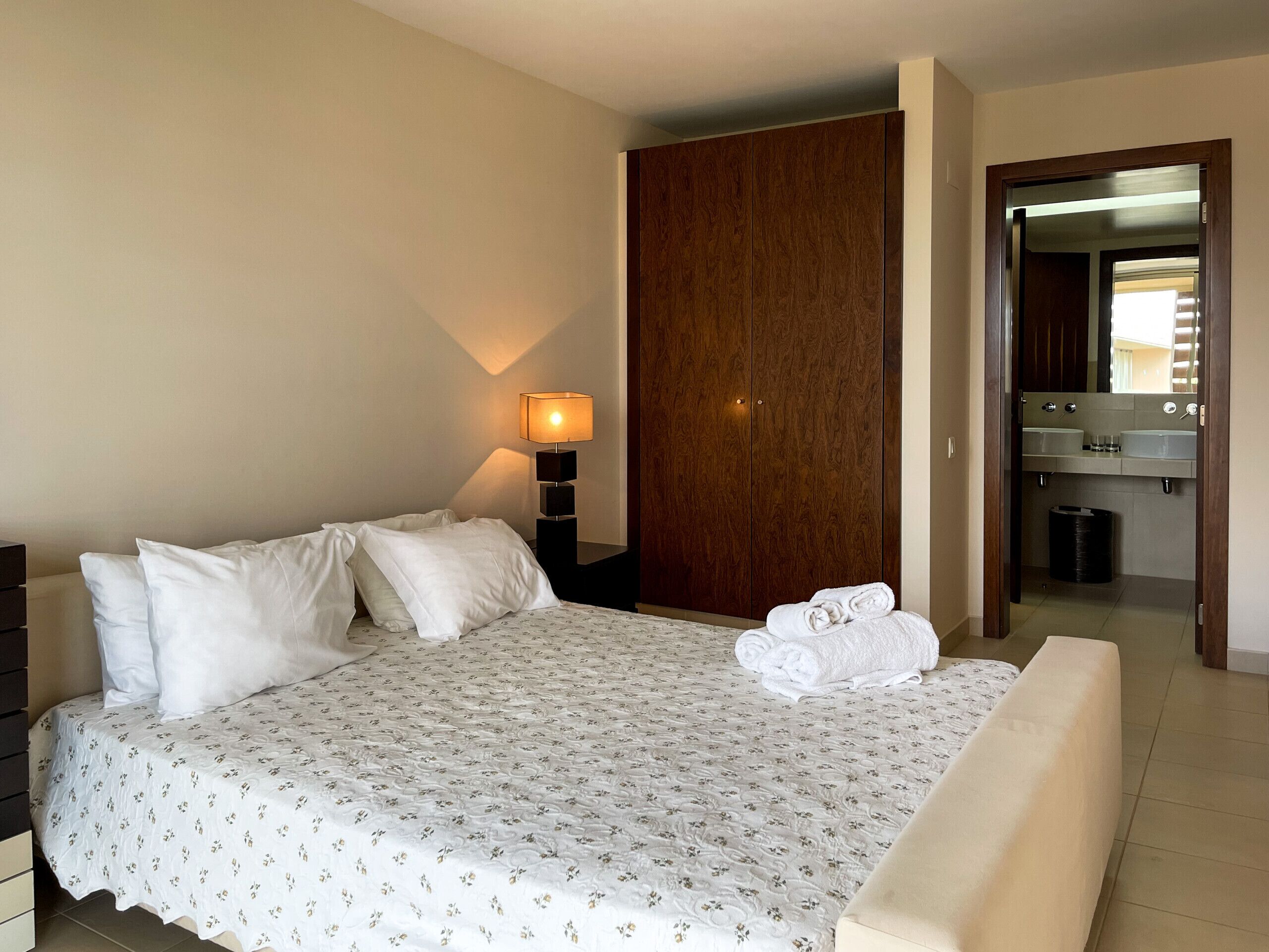 2 Schlafzimmer, Zimmersafe, Bügeleisen/Bügelbrett, WLAN