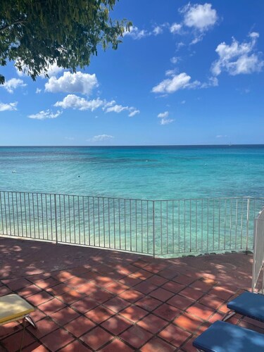 Charming 2 bedroom 2 shower room self catering  apt on a gorgeous quiet beach