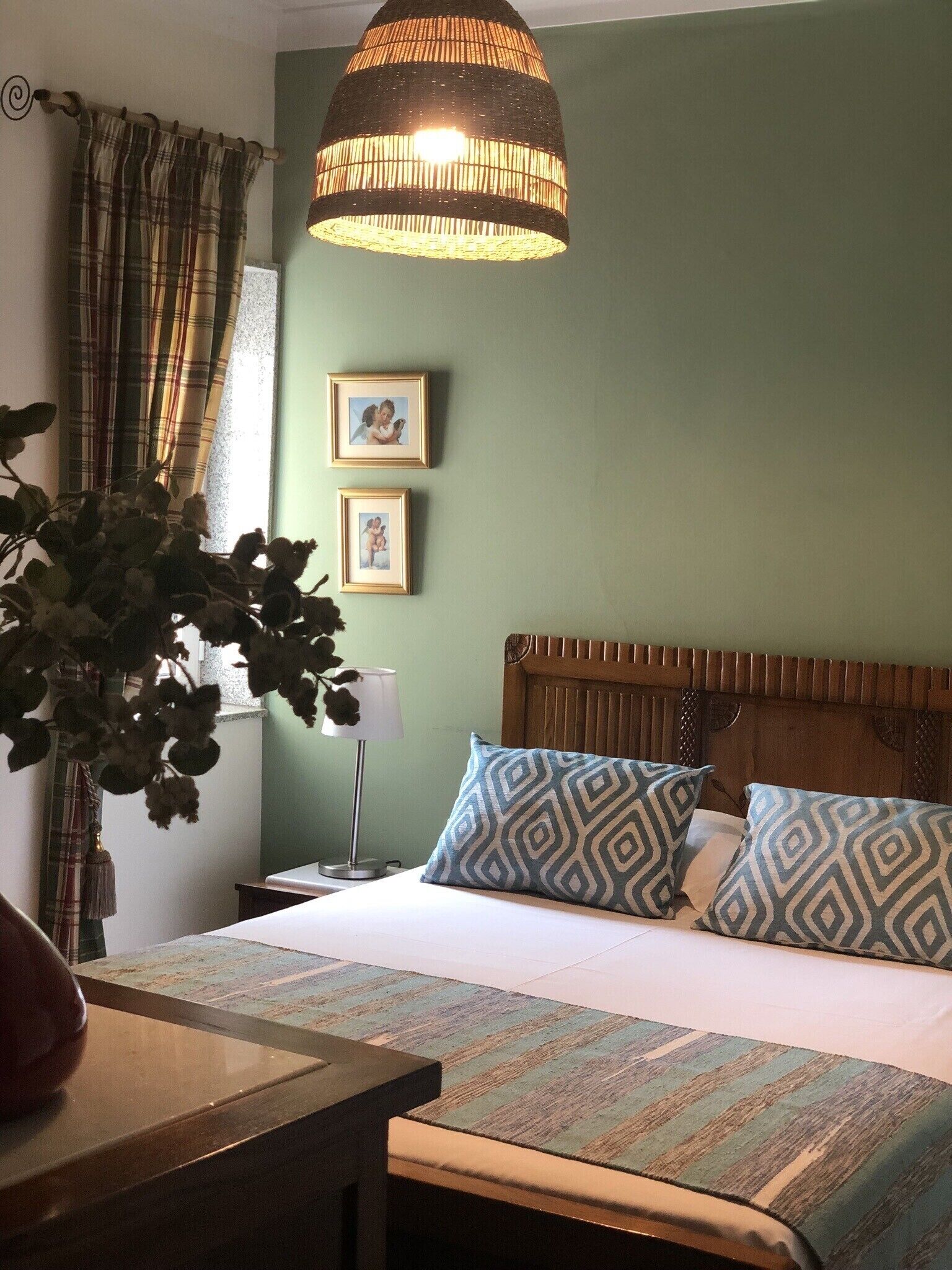 5 habitaciones, tabla de planchar con plancha y cuna de viaje 