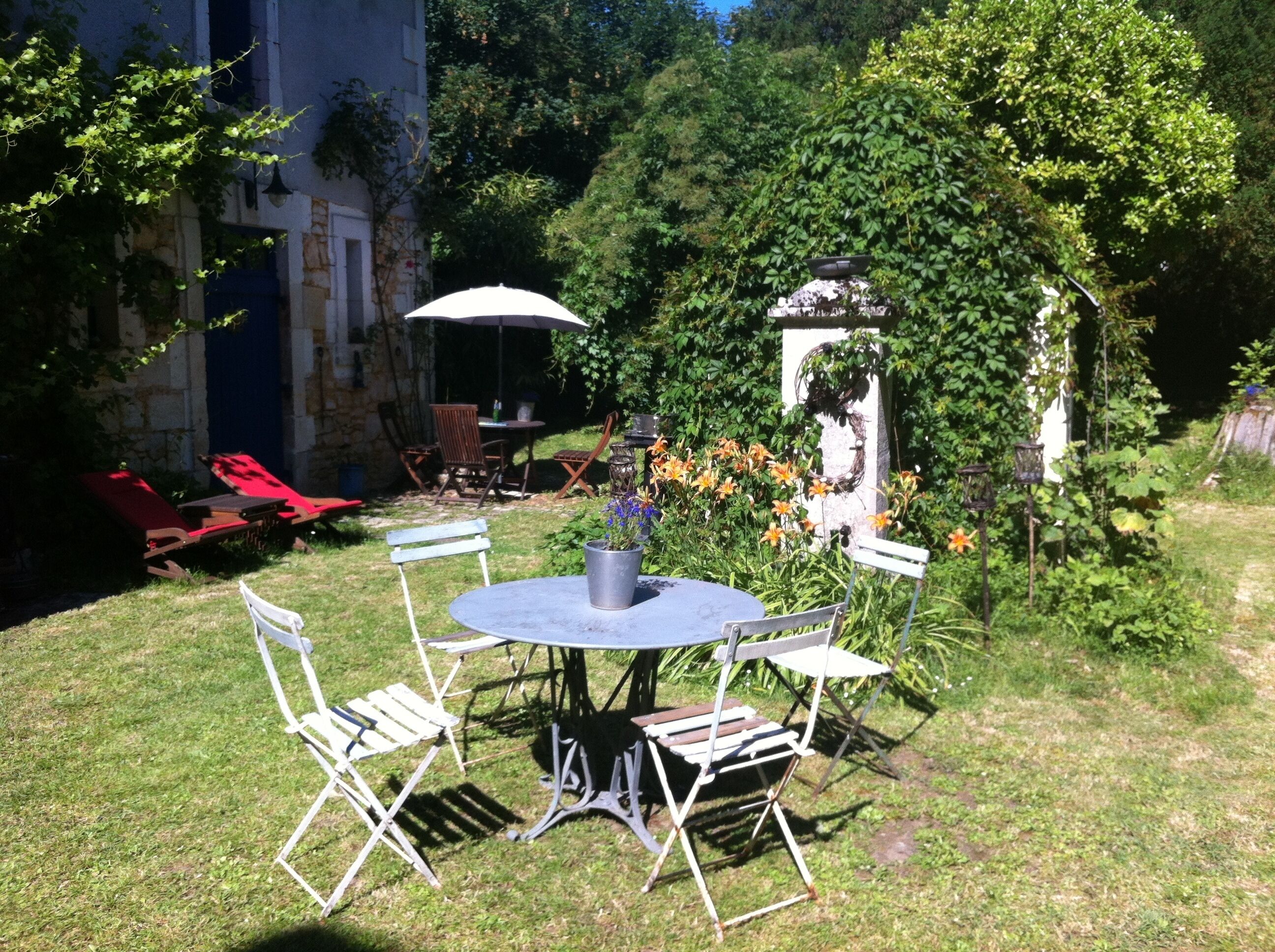 Authentic cottage 4\/5 p. domain Le Nid des Oiseaux 15-16th C in hart of village 