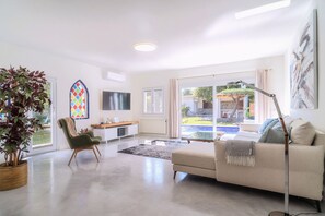 Smart TV, fireplace, books, stereo