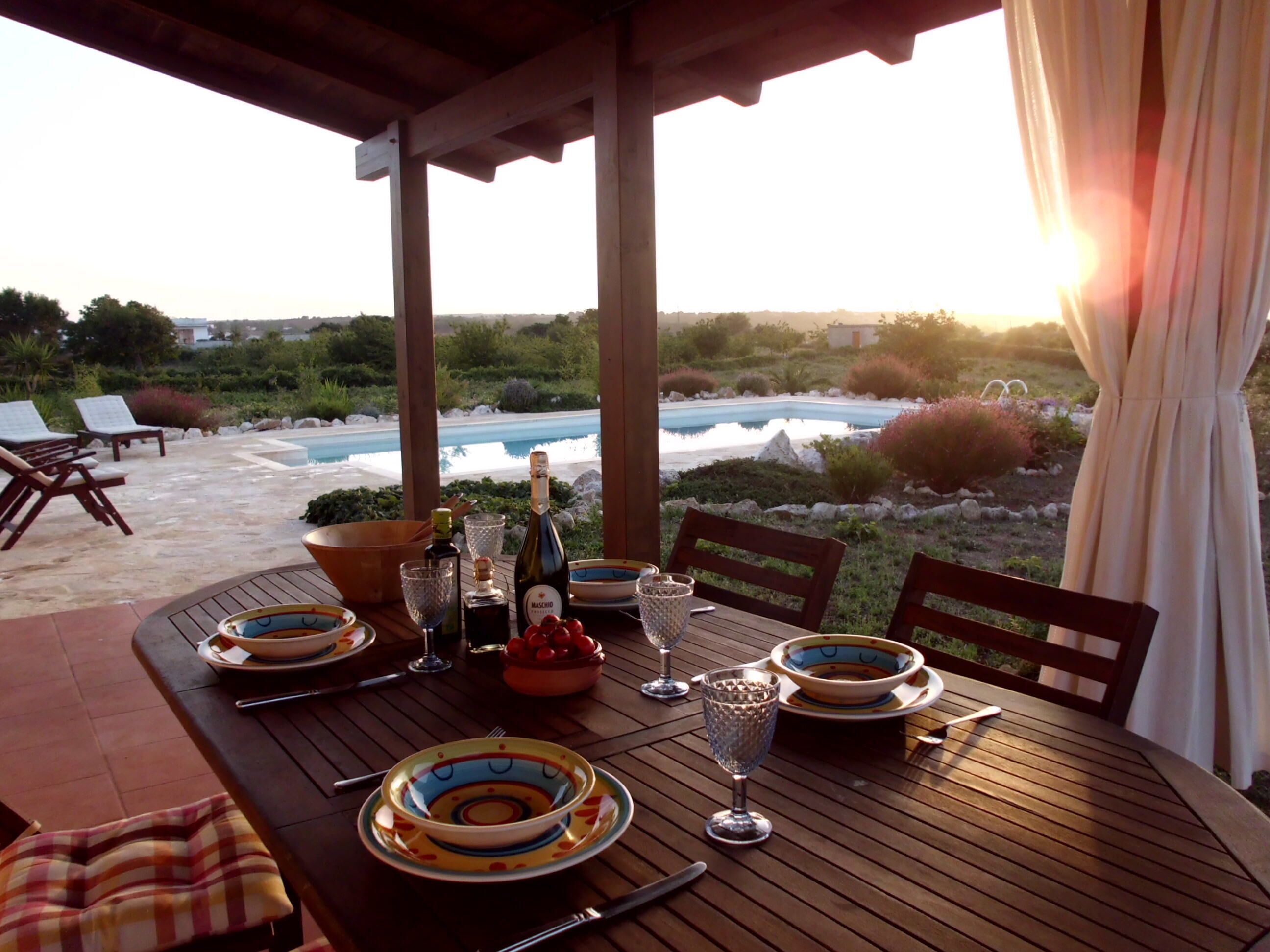 Al-fresco dining by the pool