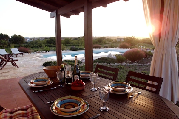 Al-fresco dining by the pool