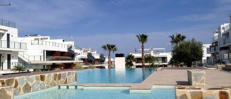 Una piscina al aire libre