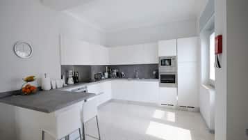 Kylskåp och barnstol