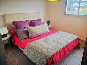 2 bedrooms, iron/ironing board, free WiFi, bed sheets