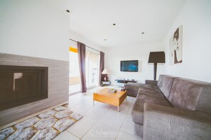 Una Smart TV, una chimenea