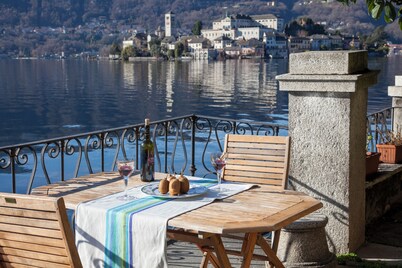 Lakefront apartment with garden in the center of Orta San Giulio