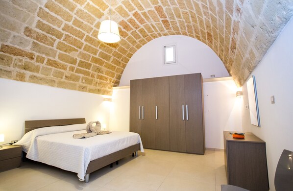 2 bedrooms, desk, iron/ironing board, WiFi