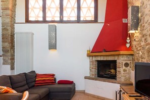 Smart TV, fireplace, books