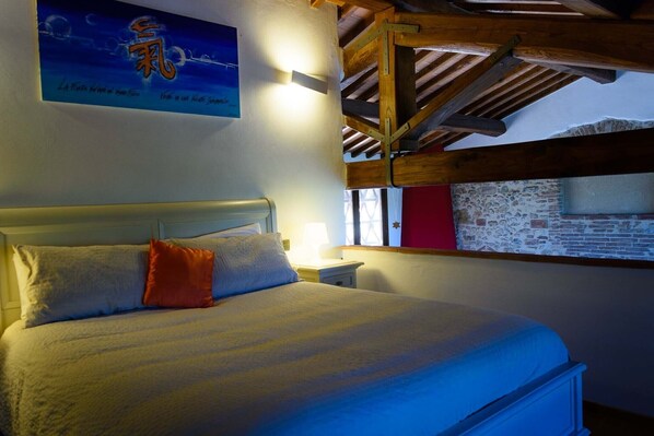 2 bedrooms, travel cot, free WiFi, bed sheets