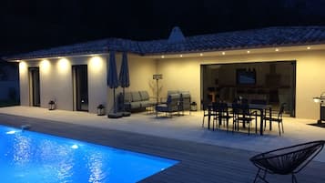 室外游泳池,恒温泳池
