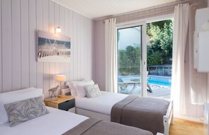 4 habitaciones, tabla de planchar con plancha y cuna de viaje