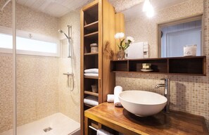 Ensemble douche/baignoire, sèche-cheveux, serviettes fournies, savon