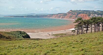 Viehättävä mökki rauhallisella paikalla