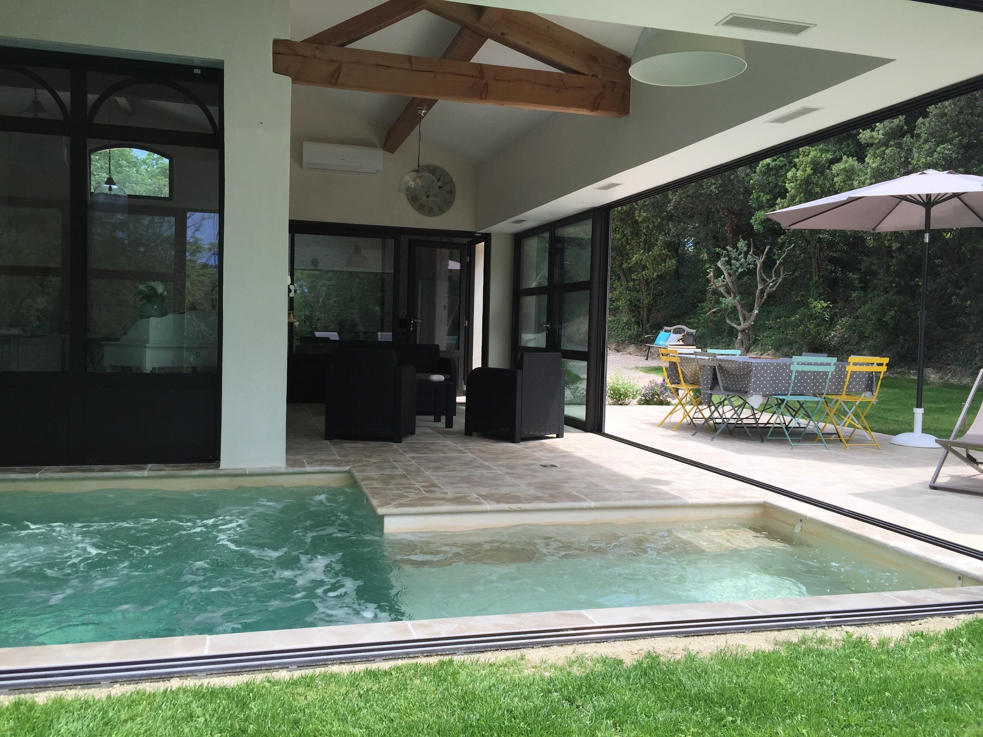 Detached, fenced house with private heated garden and indoor pool