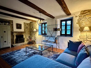 TV, fireplace, video games, DVD player - Charming Villa, large heated pool, wonderful views, peaceful location (Castino, Provincia di Cuneo)