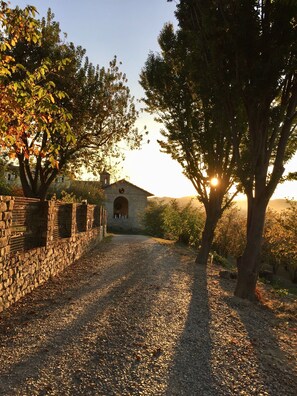 Property grounds - Charming Villa, large heated pool, wonderful views, peaceful location (Castino, Provincia di Cuneo)