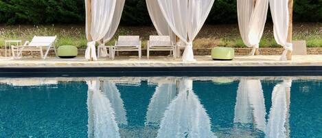 حمّام سباحة خارجي، حمّام سباحة مُدفَّأ