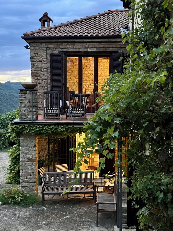 Terrace/patio - Charming Villa, large heated pool, wonderful views, peaceful location (Castino, Provincia di Cuneo)